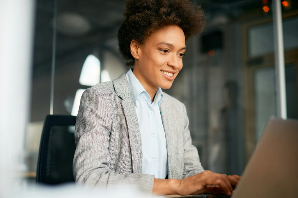 Gestora de primeira viagem organizando prioridades de liderança no notebook