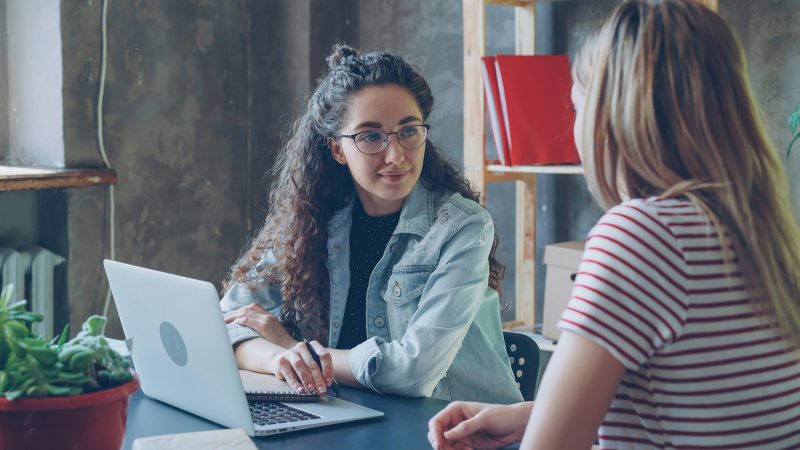 duas mulheres tendo uma conversa no escritório representando um bom feedback