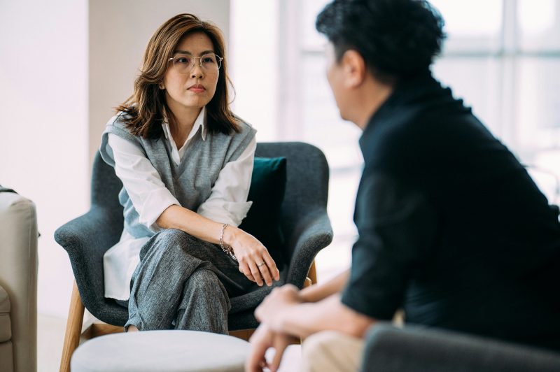 Gestora em conversa individual atenta com colega de trabalho, ilustrando escuta ativa na liderança