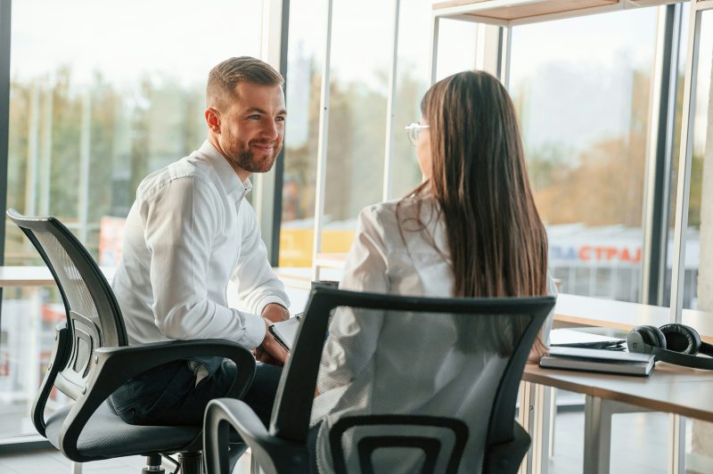 Gestor conversando com colaboradora durante reunião de feedback