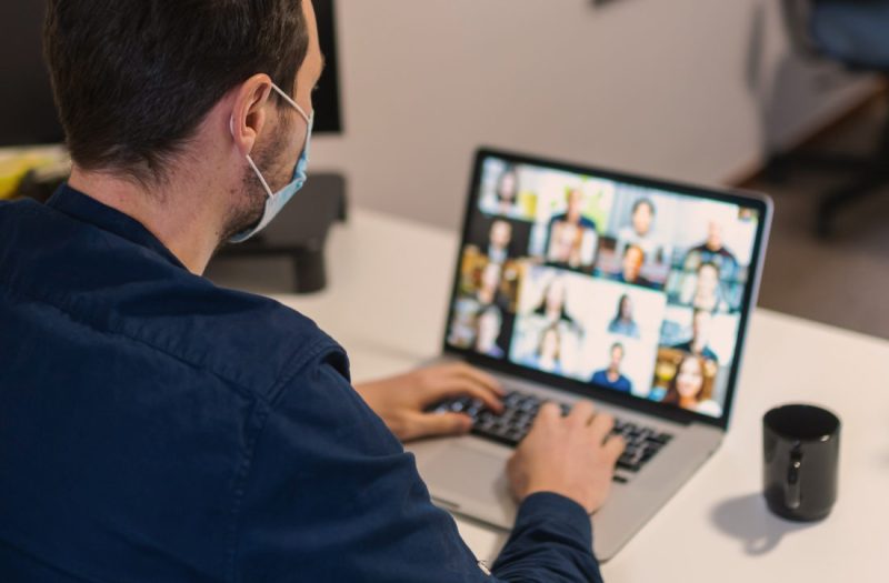 Equipe no escritório e no home office: os desafios do trabalho híbrido.